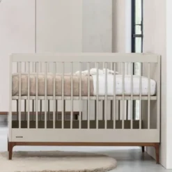 Kidsmill Intense Babykamer Oatmeal/Walnoot | Ledikant 60 x 120 cm + Commode