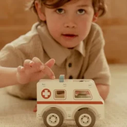 Little Dutch Ambulance Inclusief Pegdoll – Hout